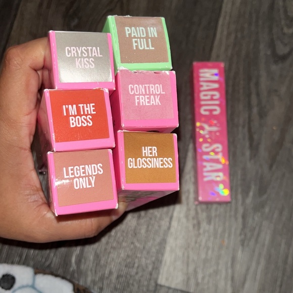 Jeffree star bundle
55 lipglosses
40 concealers
Over 150 pieces see pictures - Picture 9 of 14